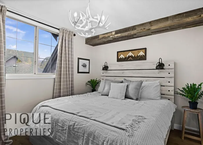 Mystic Mountain Chalet, Heated Outdoor Pool & Hot Tub, Free Parking, Fast Wifi!
