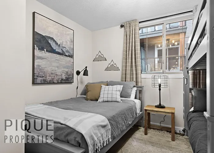 Mystic Mountain Chalet, Heated Outdoor Pool & Hot Tub, Free Parking, Fast Wifi!