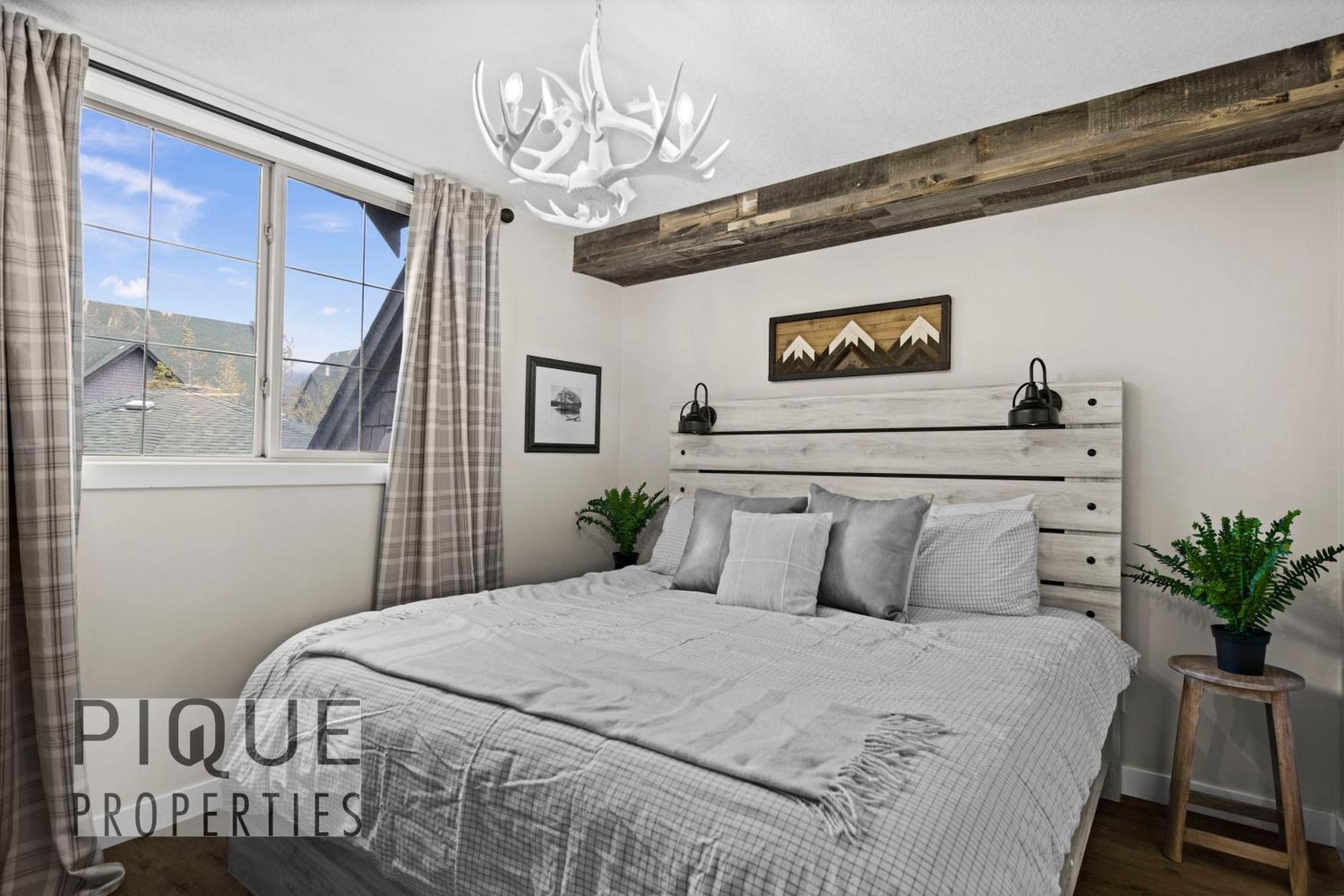 Mystic Mountain Chalet, Heated Outdoor Pool & Hot Tub, Free Parking, Fast Wifi! Canmore