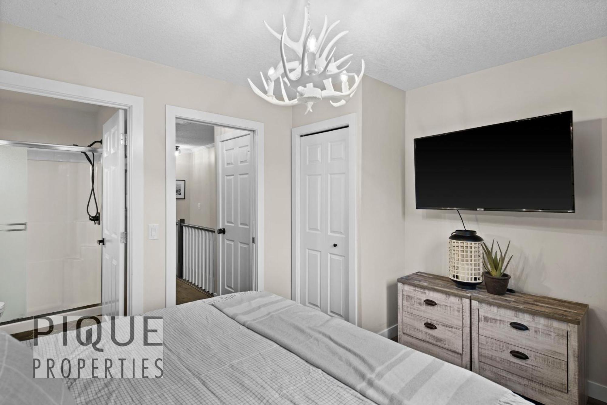 Mystic Mountain Chalet, Heated Outdoor Pool & Hot Tub, Free Parking, Fast Wifi! Chalet *