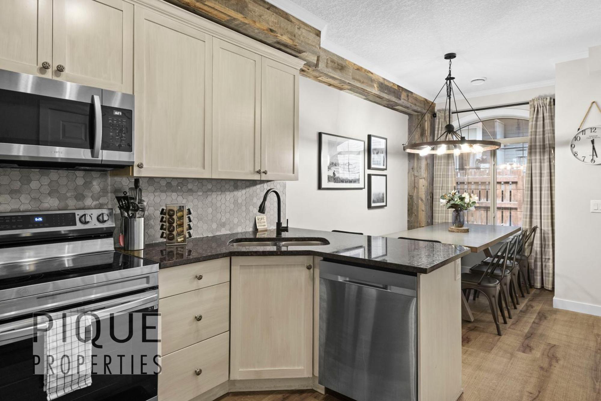 Mystic Mountain Chalet, Heated Outdoor Pool & Hot Tub, Free Parking, Fast Wifi! Chalet Canmore