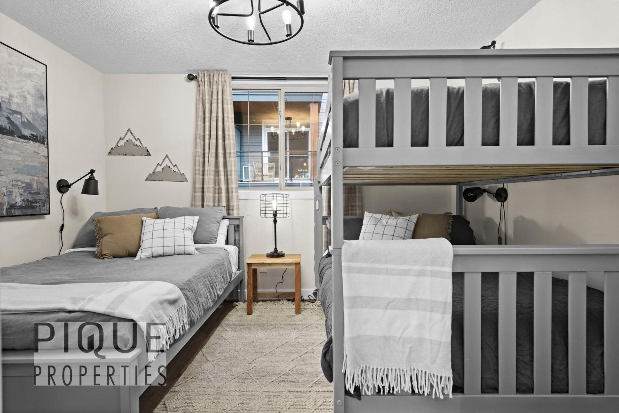 Chalet Mystic Mountain Chalet, Heated Outdoor Pool & Hot Tub, Free Parking, Fast Wifi!