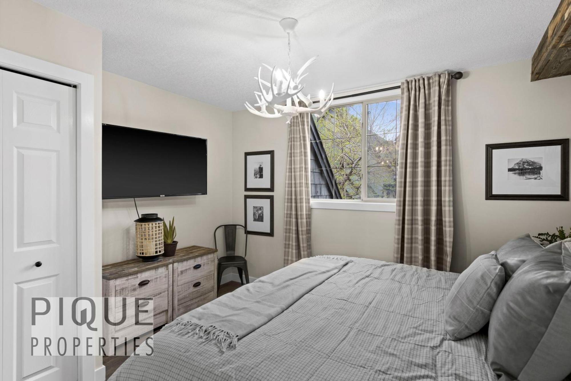 Chalet Mystic Mountain Chalet, Heated Outdoor Pool & Hot Tub, Free Parking, Fast Wifi! *