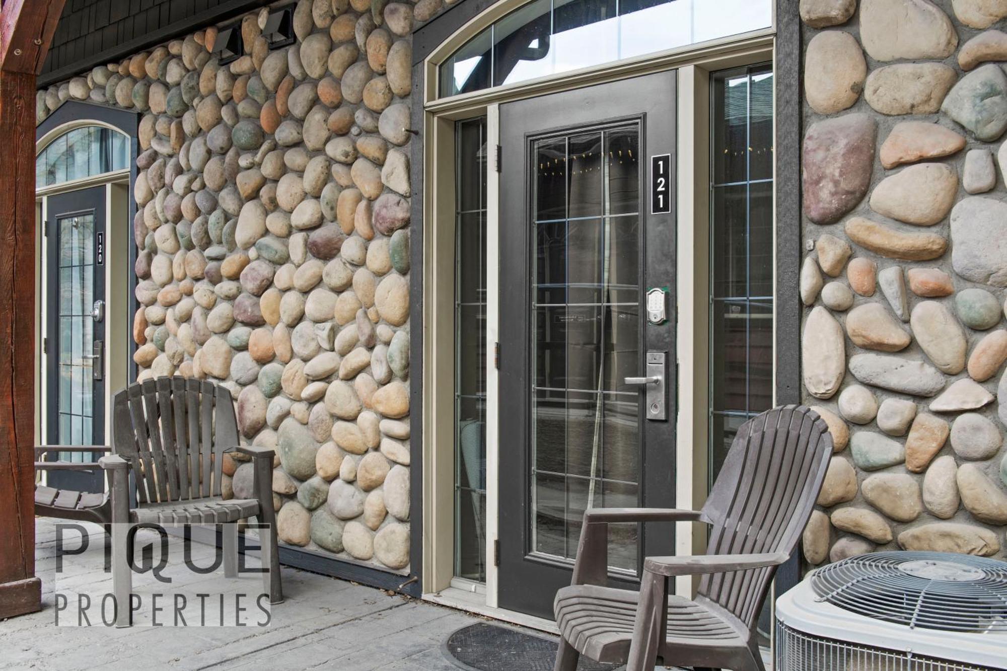 Chalet Mystic Mountain Chalet, Heated Outdoor Pool & Hot Tub, Free Parking, Fast Wifi! *