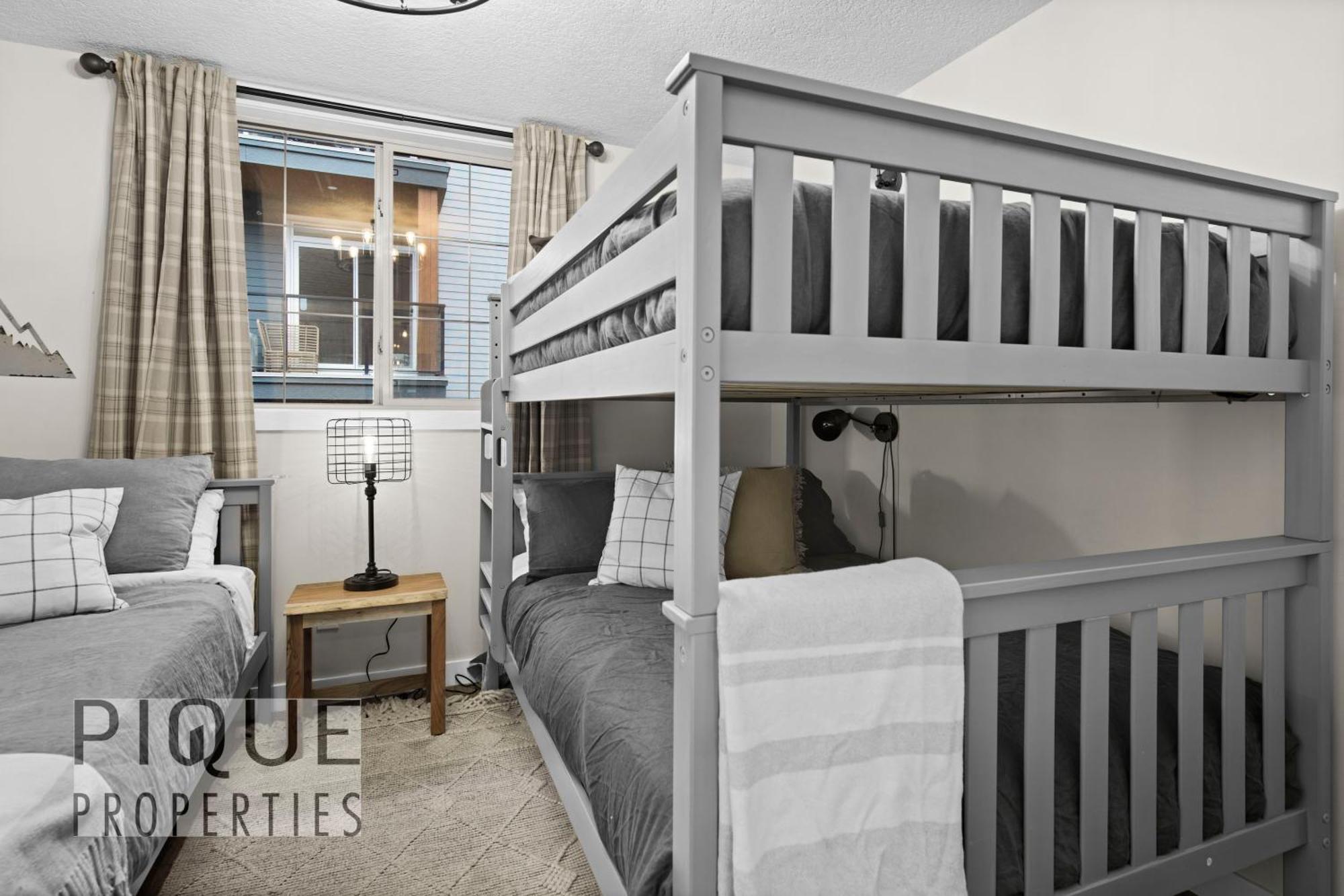 Mystic Mountain Chalet, Heated Outdoor Pool & Hot Tub, Free Parking, Fast Wifi! Chalet Canmore